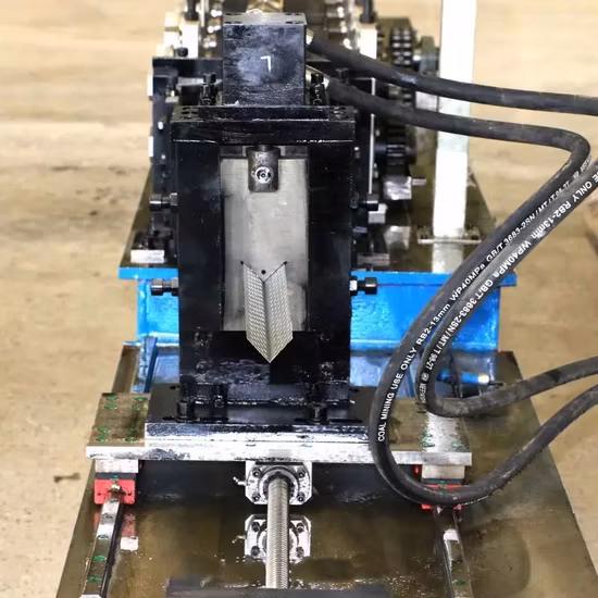 Corte de duas carreiras Teto Channe Grade Ângulo de parede Parede de gesso Canto Leve Estrutura de aço Perfil em forma de rolo Perno e trilha Barra em T Máquina de fabricação de rolos