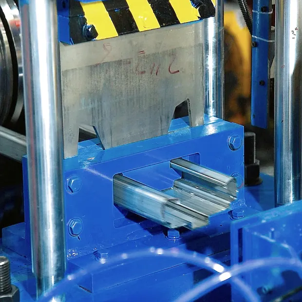 Bobina laminada a quente Painel de telhado de metal Máquina formadora de perfil de aço Rolo de persiana Porta Porta Moldura de porta